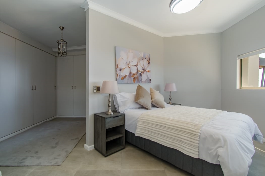 To Let 4 Bedroom Property for Rent in Mountainside Western Cape